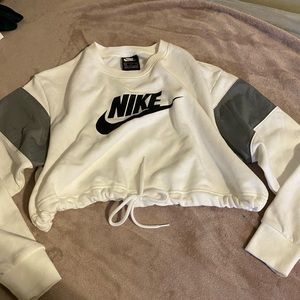 Nike crewneck sweater size medium womens